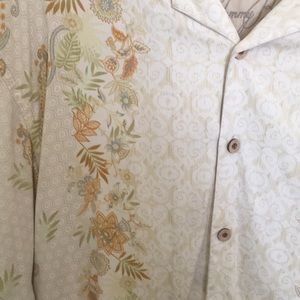 Tommy Bahama mans Button up shirt.
